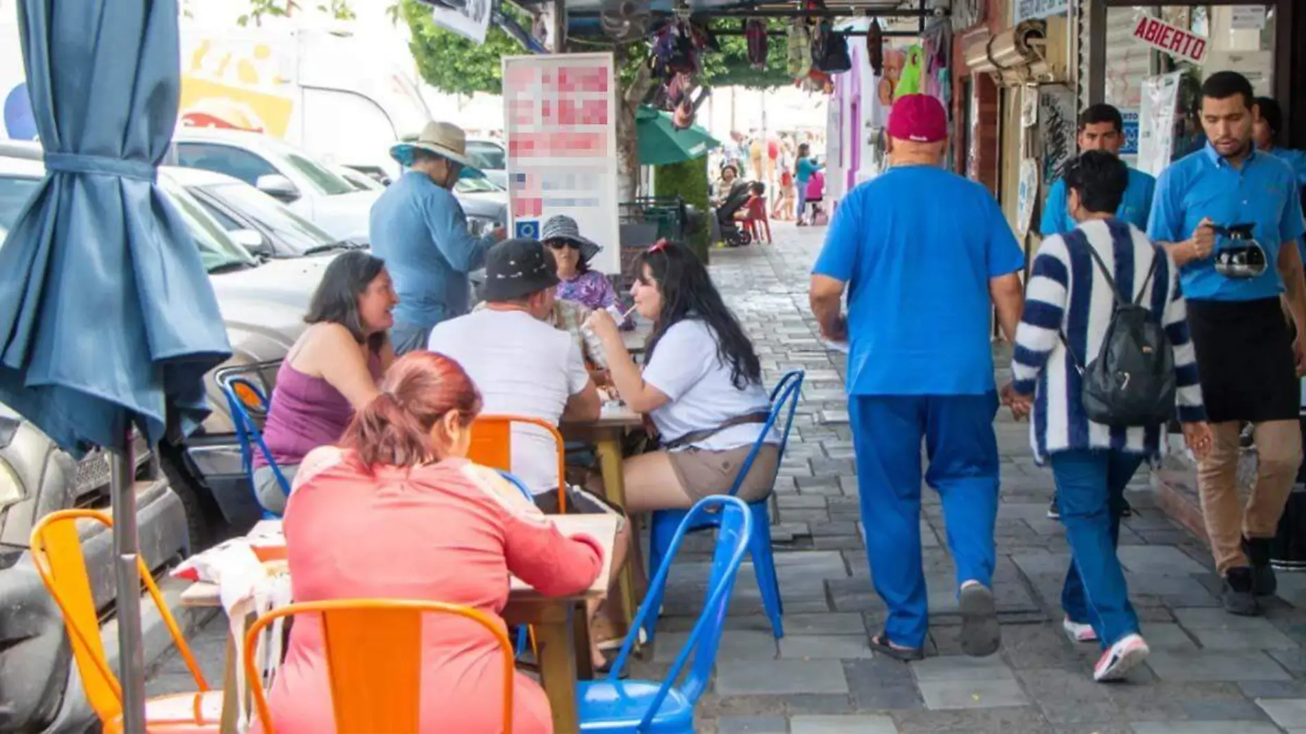 comensales degustando alimentos y bebidas en la vía pública